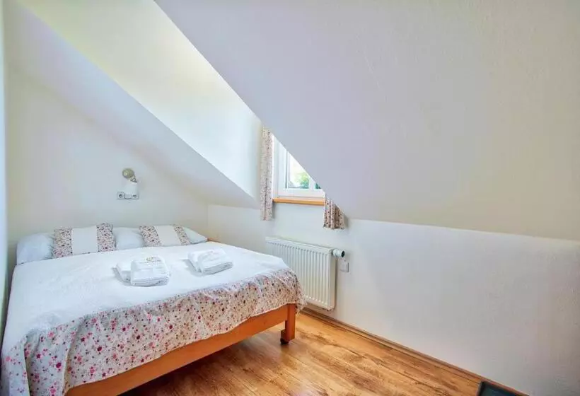 Retkeilymaja Penzion Pivnice   Jítravský Dvorec