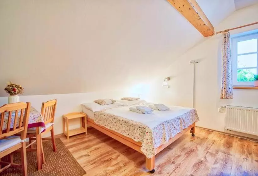 Retkeilymaja Penzion Pivnice   Jítravský Dvorec