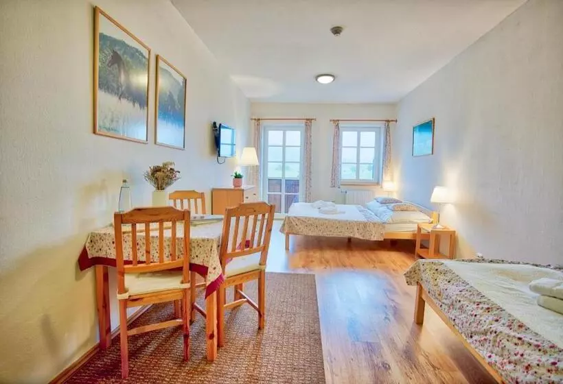 Retkeilymaja Penzion Pivnice   Jítravský Dvorec