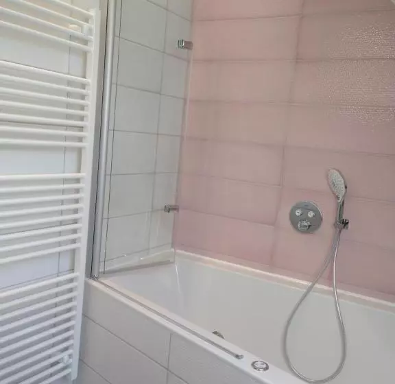 Aamiaismajoitus (B&B) Apartmány Malý Mnich