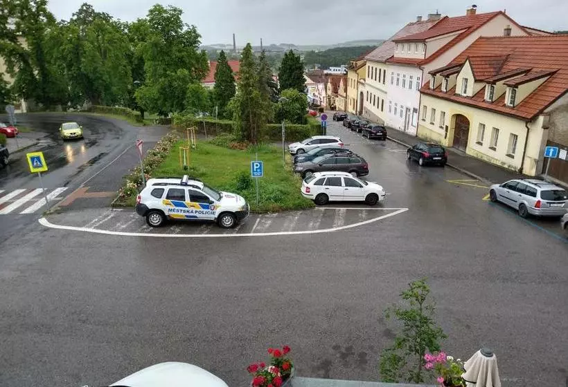 Aamiaismajoitus (B&B) Apartmány Malý Mnich