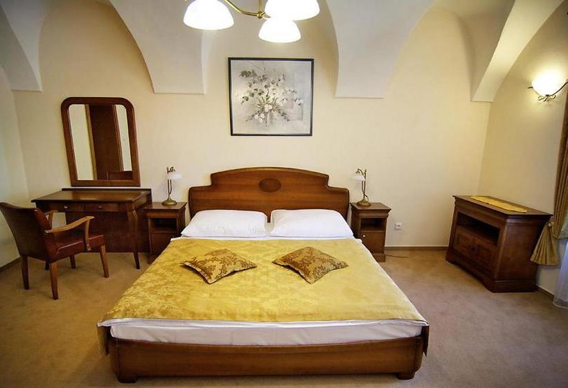 ホテル Kastiel Lucivna