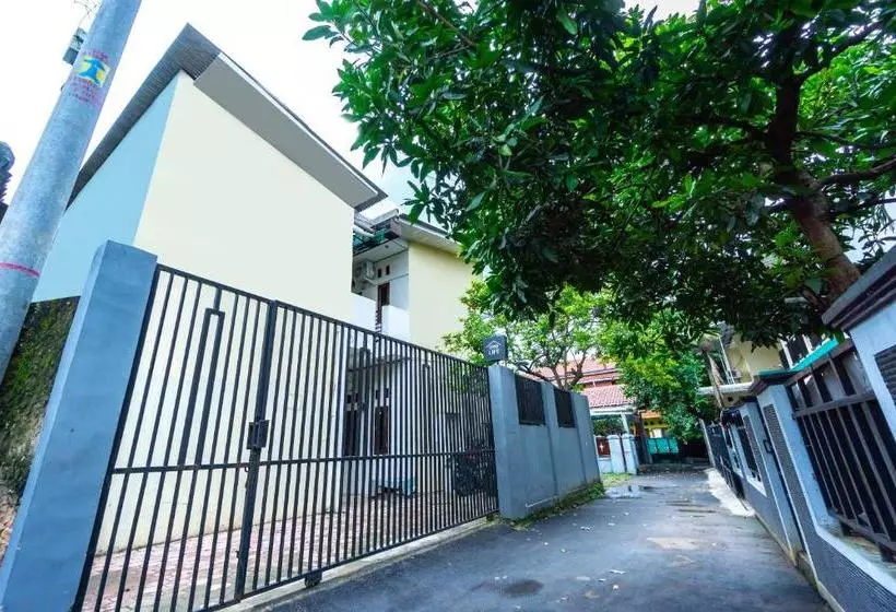 هتل Oyo Life 2420 Kost Luqman 1