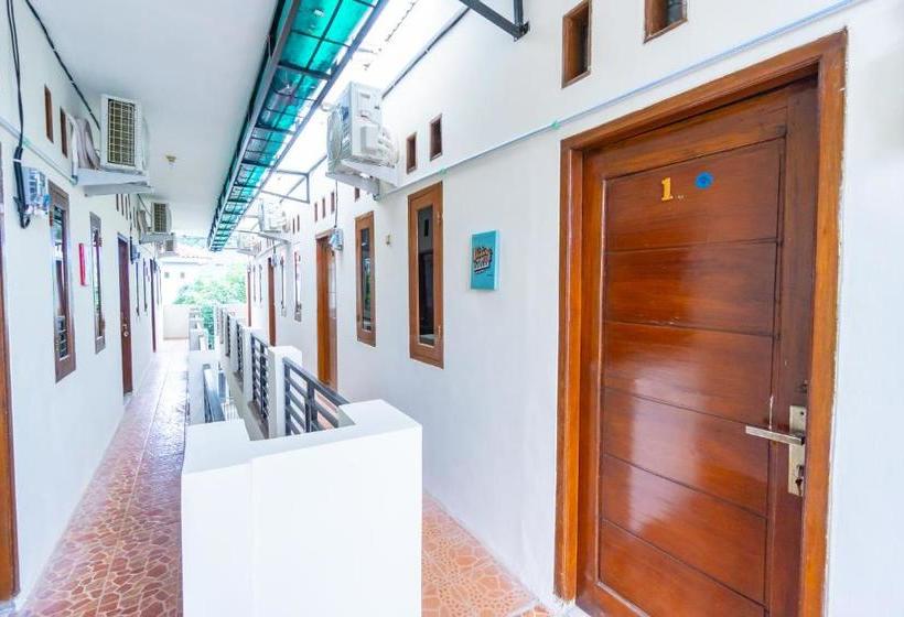 בית מלון כפרי Oyo Life 2420 Kost Luqman 1