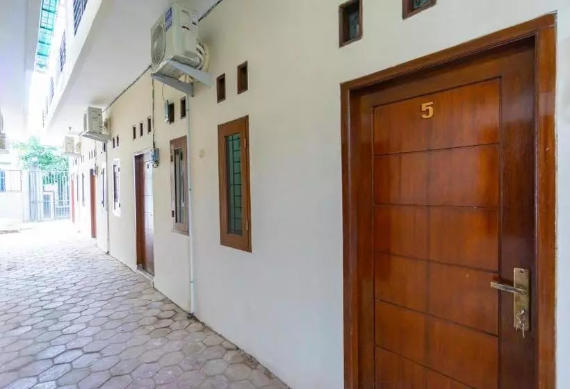 هتل Oyo Life 2420 Kost Luqman 1