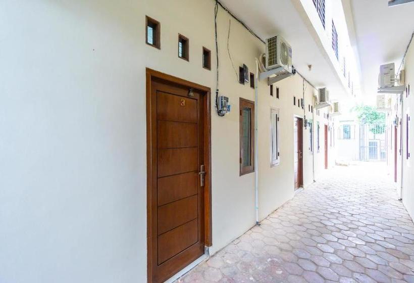 בית מלון כפרי Oyo Life 2420 Kost Luqman 1