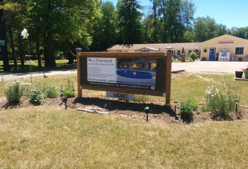 מוטל The Pinewood   Adult Getaway By The Lake