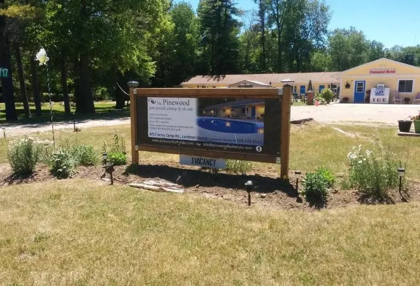 Motelli The Pinewood   Adult Getaway By The Lake