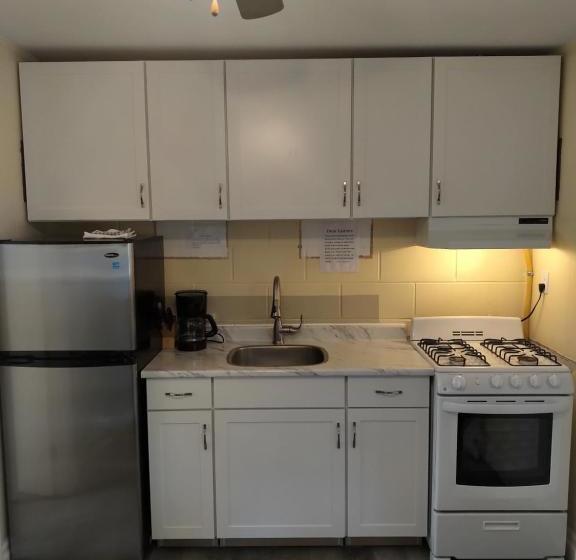 מוטל The Pinewood   Adult Getaway By The Lake