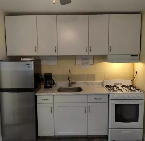 Motelli The Pinewood   Adult Getaway By The Lake