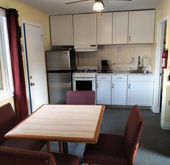 מוטל The Pinewood   Adult Getaway By The Lake