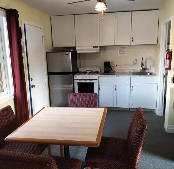 Motelli The Pinewood   Adult Getaway By The Lake