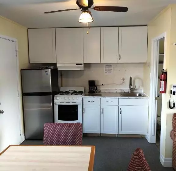 Motelli The Pinewood   Adult Getaway By The Lake