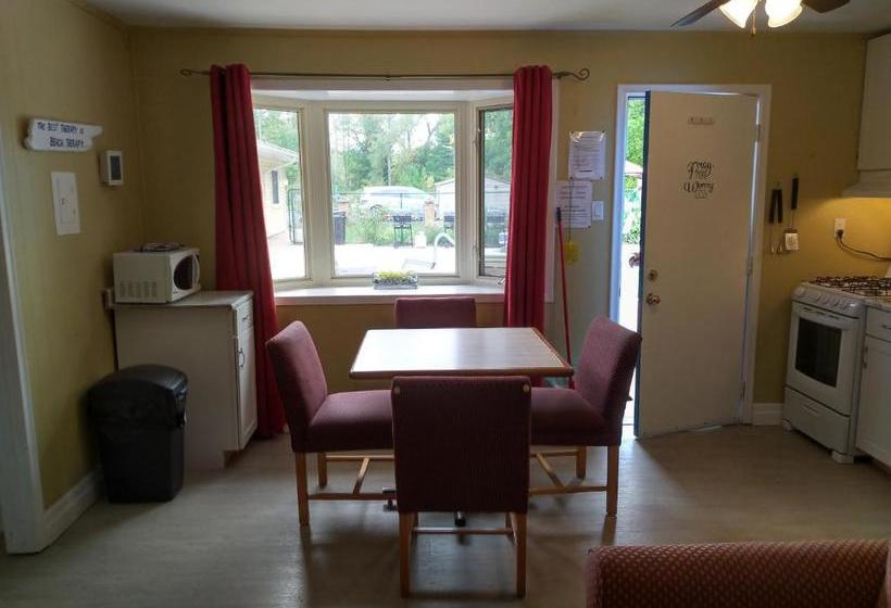 מוטל The Pinewood   Adult Getaway By The Lake