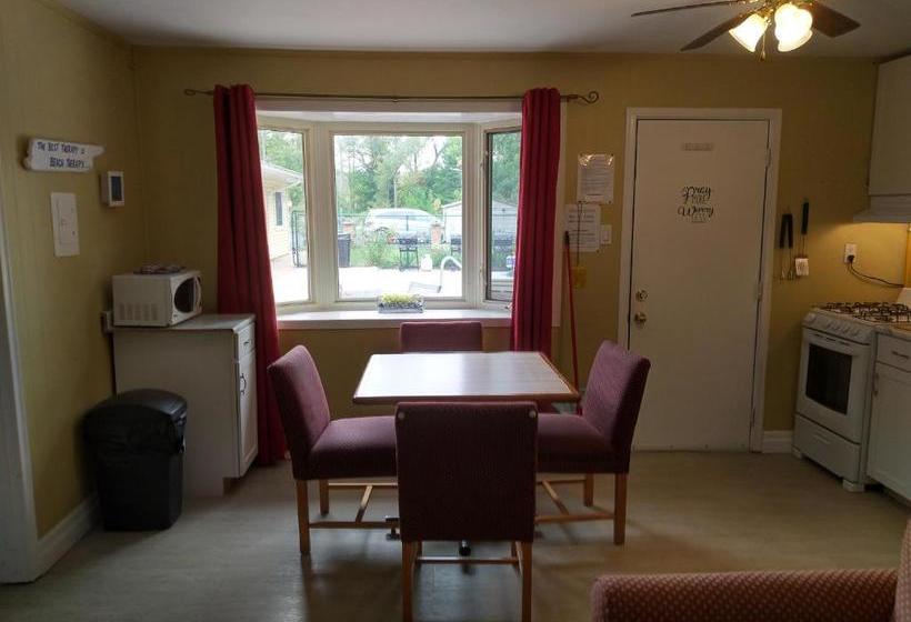 מוטל The Pinewood   Adult Getaway By The Lake