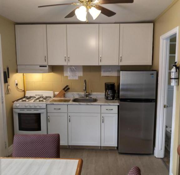 מוטל The Pinewood   Adult Getaway By The Lake