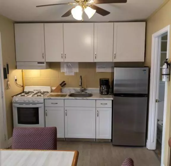 Motelli The Pinewood   Adult Getaway By The Lake