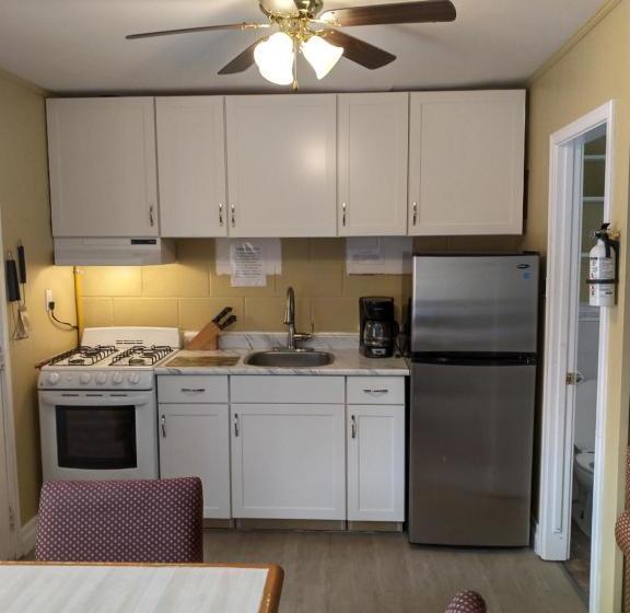 מוטל The Pinewood   Adult Getaway By The Lake