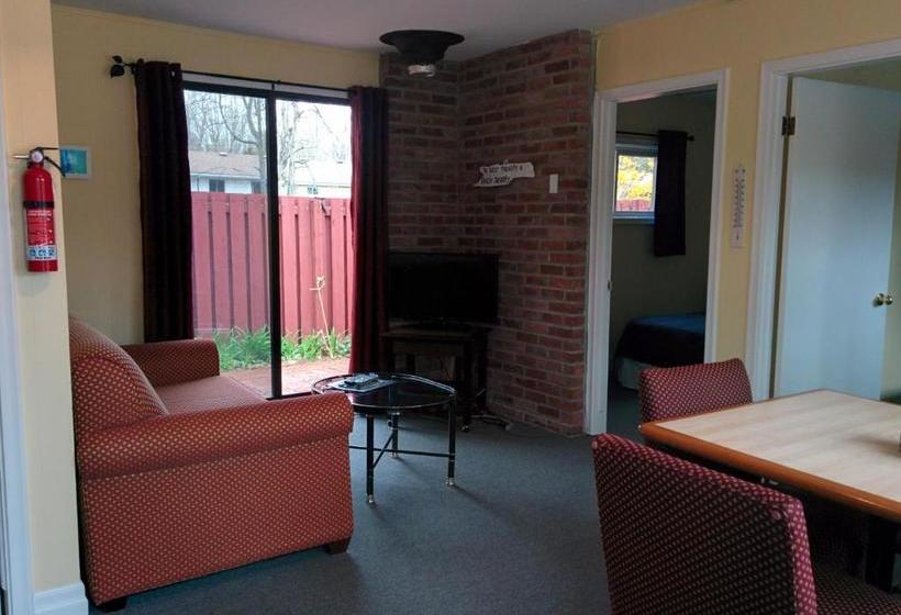 מוטל The Pinewood   Adult Getaway By The Lake