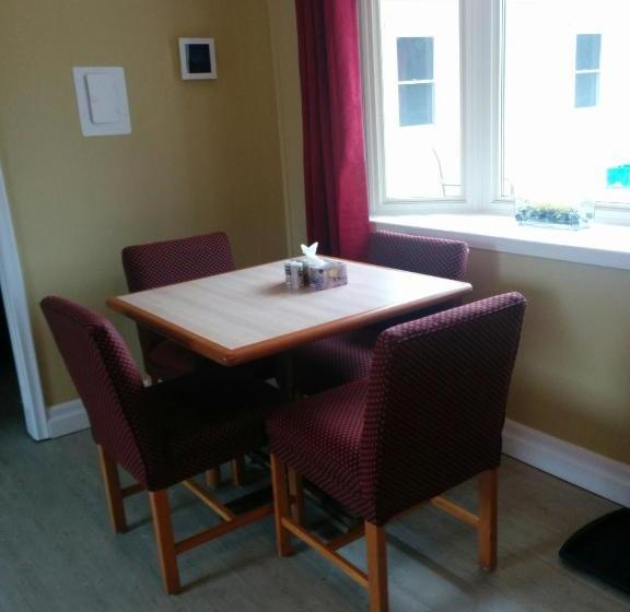 מוטל The Pinewood   Adult Getaway By The Lake