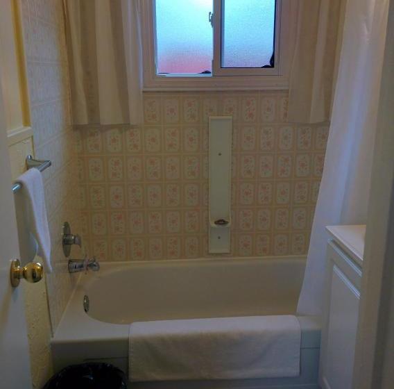 מוטל The Pinewood   Adult Getaway By The Lake