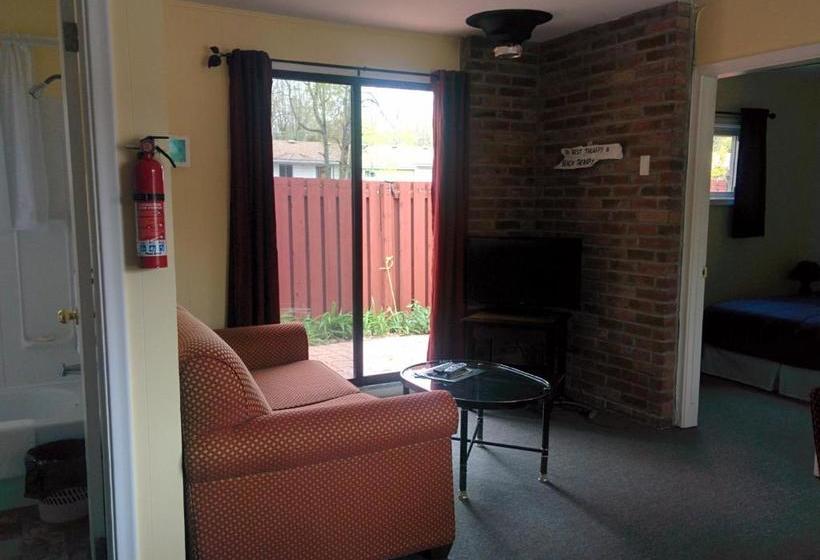 מוטל The Pinewood   Adult Getaway By The Lake