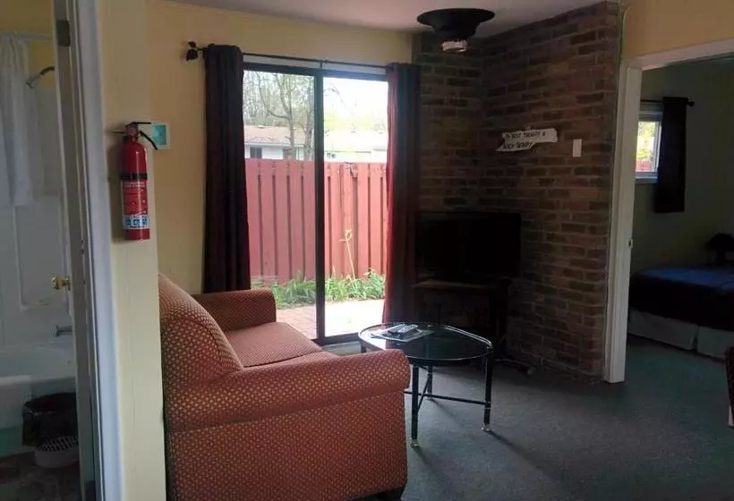 Motelli The Pinewood   Adult Getaway By The Lake