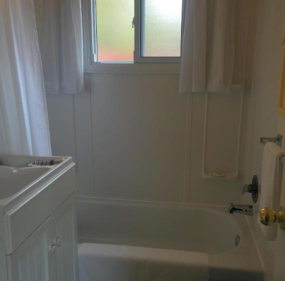 מוטל The Pinewood   Adult Getaway By The Lake