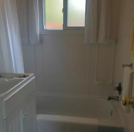 Motelli The Pinewood   Adult Getaway By The Lake