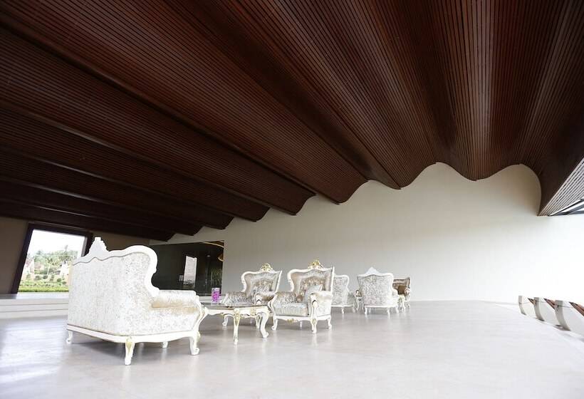 Hotel Avenra Gangaara