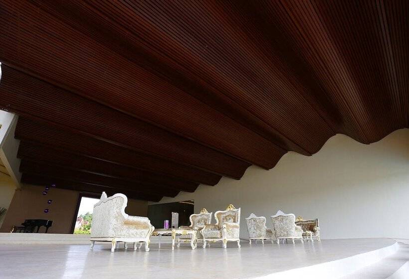 Hotel Avenra Gangaara