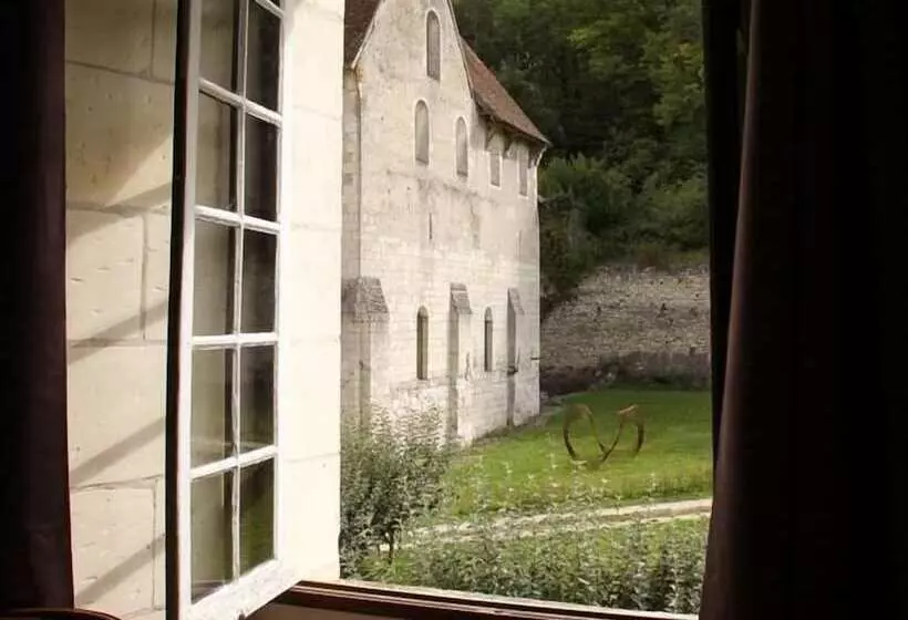 Aamiaismajoitus (B&B) Chateau Monastere De La Corroirie