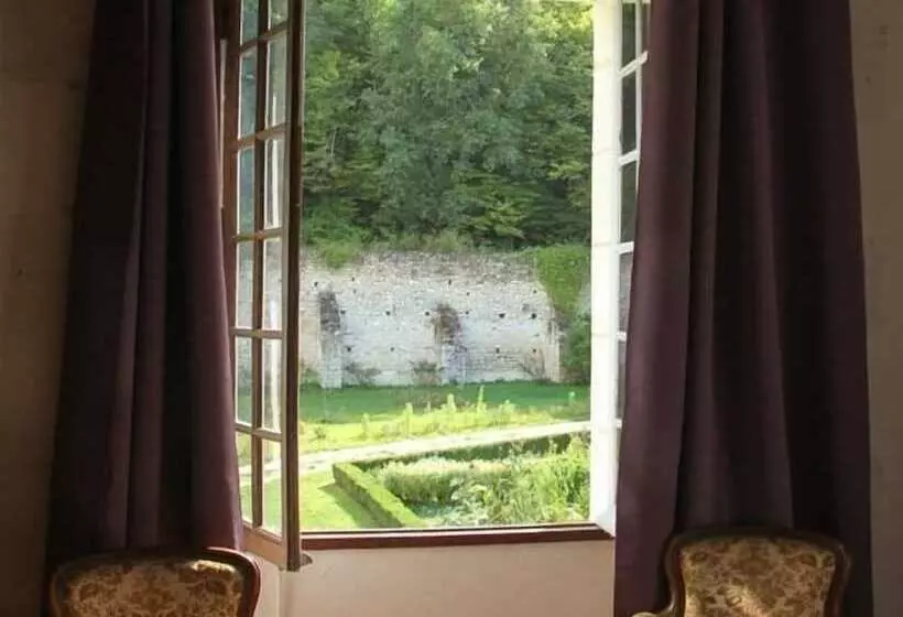 Aamiaismajoitus (B&B) Chateau Monastere De La Corroirie