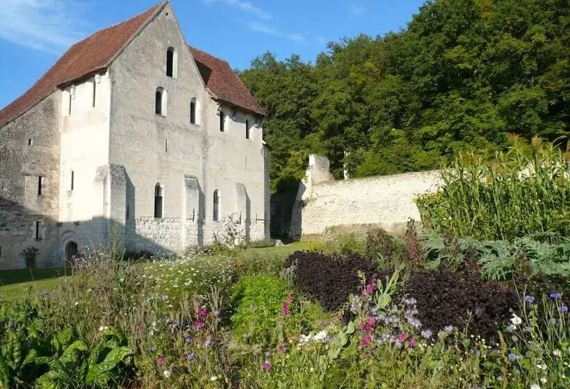 Aamiaismajoitus (B&B) Chateau Monastere De La Corroirie
