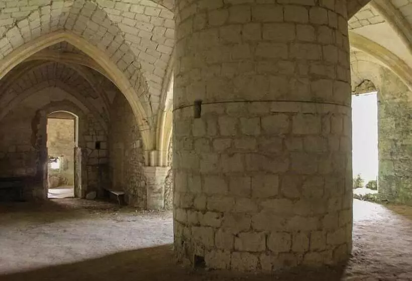 Aamiaismajoitus (B&B) Chateau Monastere De La Corroirie