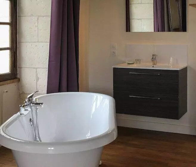 Aamiaismajoitus (B&B) Chateau Monastere De La Corroirie