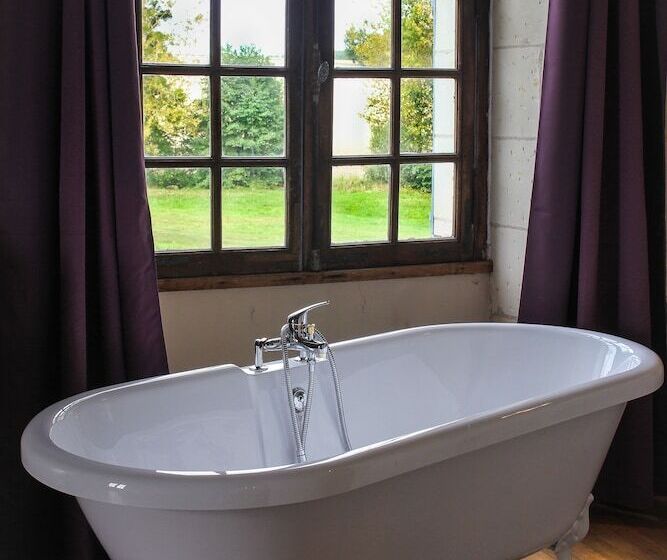 민박 Chateau Monastere De La Corroirie