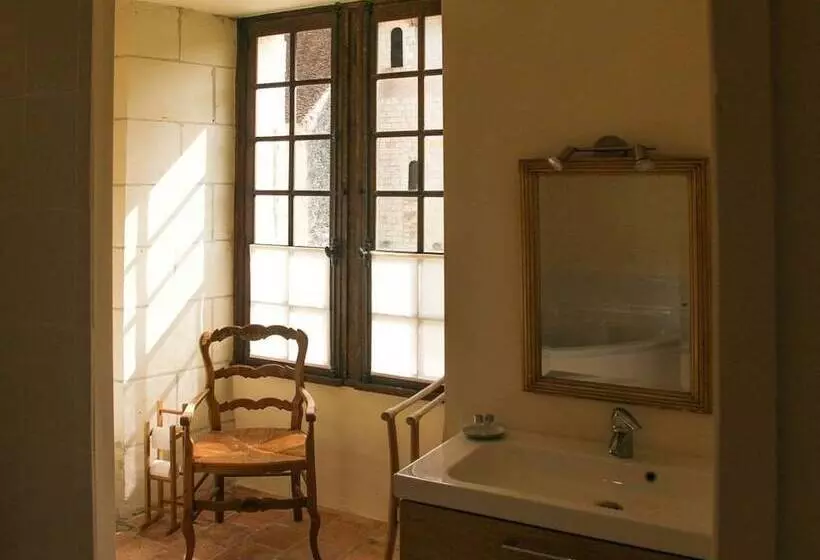 Aamiaismajoitus (B&B) Chateau Monastere De La Corroirie