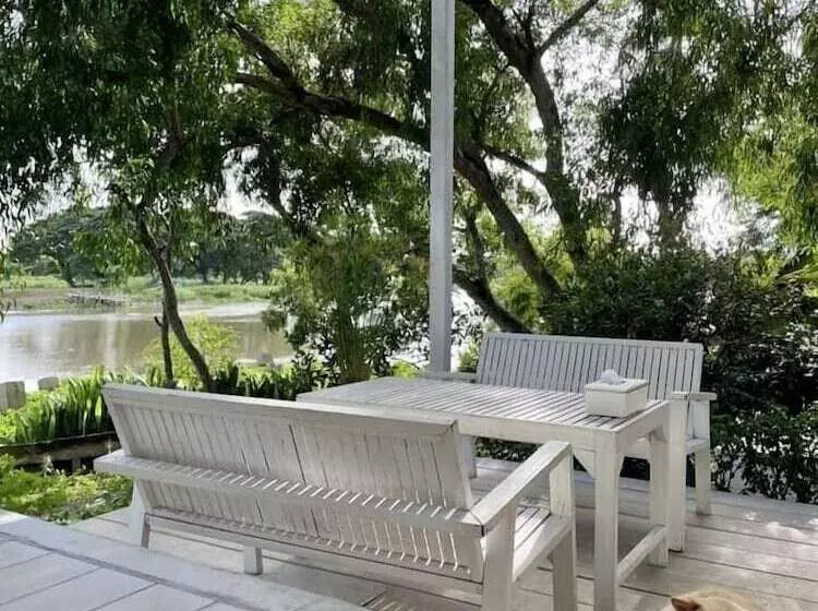 Hotelli Arthit  Tara Lodge