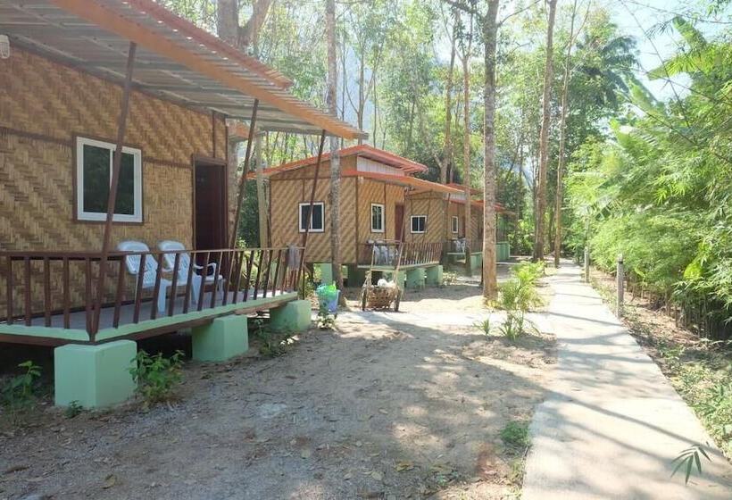 Отель Khaosok Bamboo Huts Resort