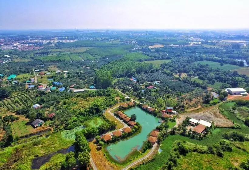 Hotelli Pirom Lake And Resort