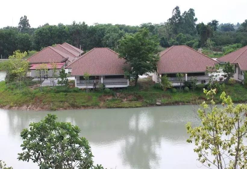 Hotelli Pirom Lake And Resort