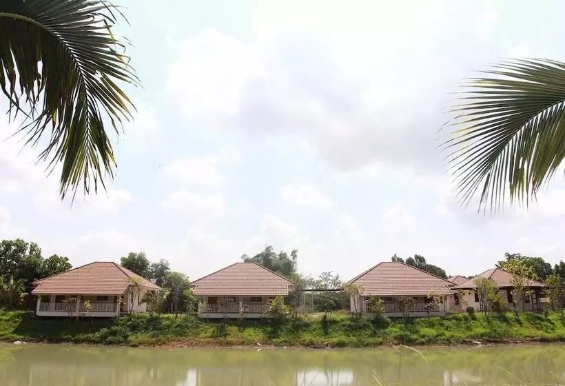 Hotelli Pirom Lake And Resort