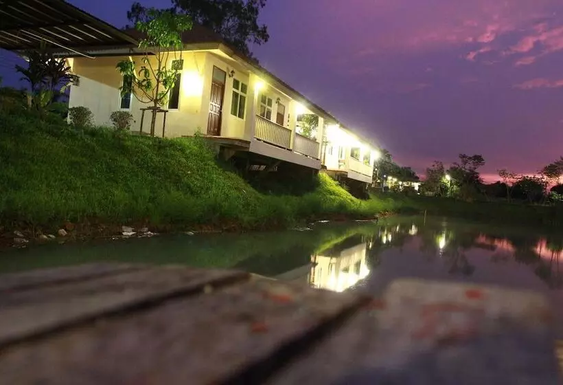 Hotelli Pirom Lake And Resort