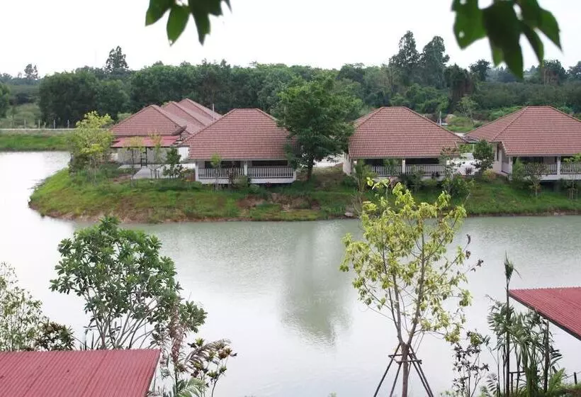 Hotelli Pirom Lake And Resort