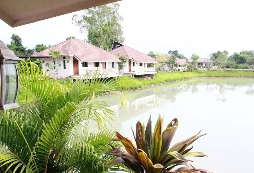 Hotelli Pirom Lake And Resort