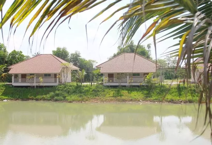 Hotelli Pirom Lake And Resort