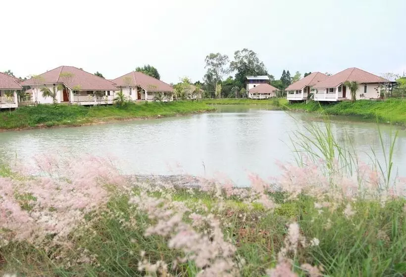 Hotelli Pirom Lake And Resort