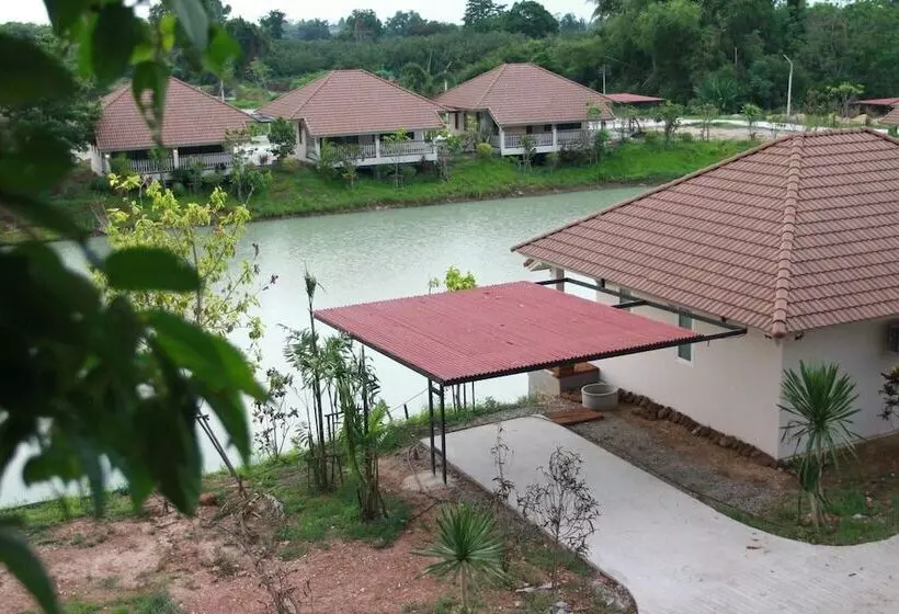 Hotelli Pirom Lake And Resort