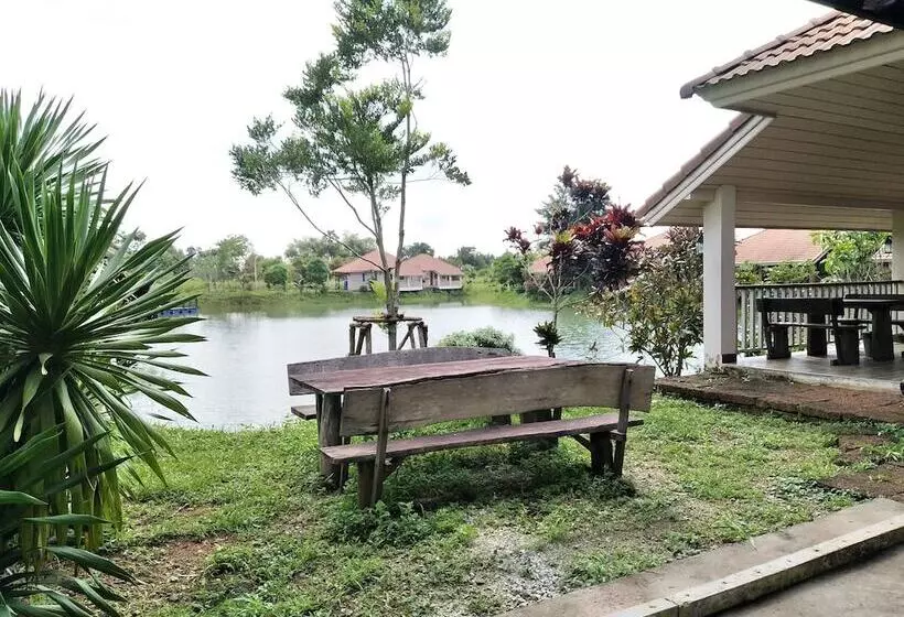 Hotelli Pirom Lake And Resort